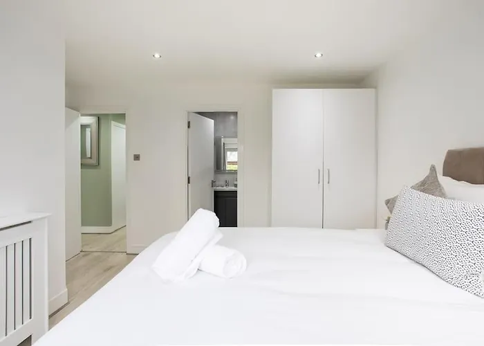 Fabulous Modern Luxury Apartment Sleeps 6- Parking