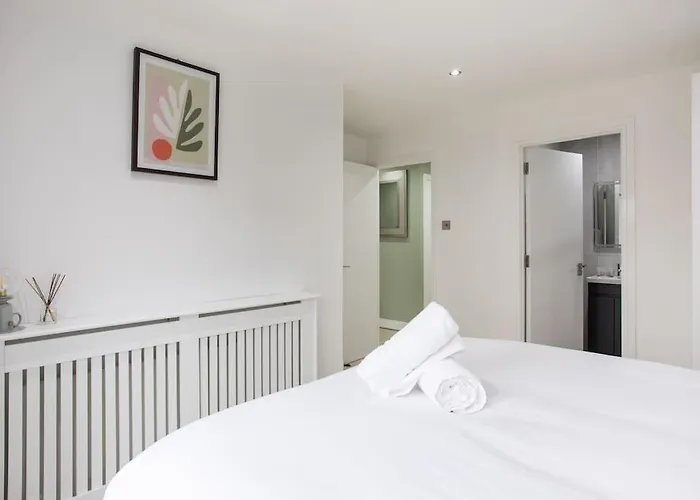 Fabulous Modern Luxury Apartment Sleeps 6- Parking
