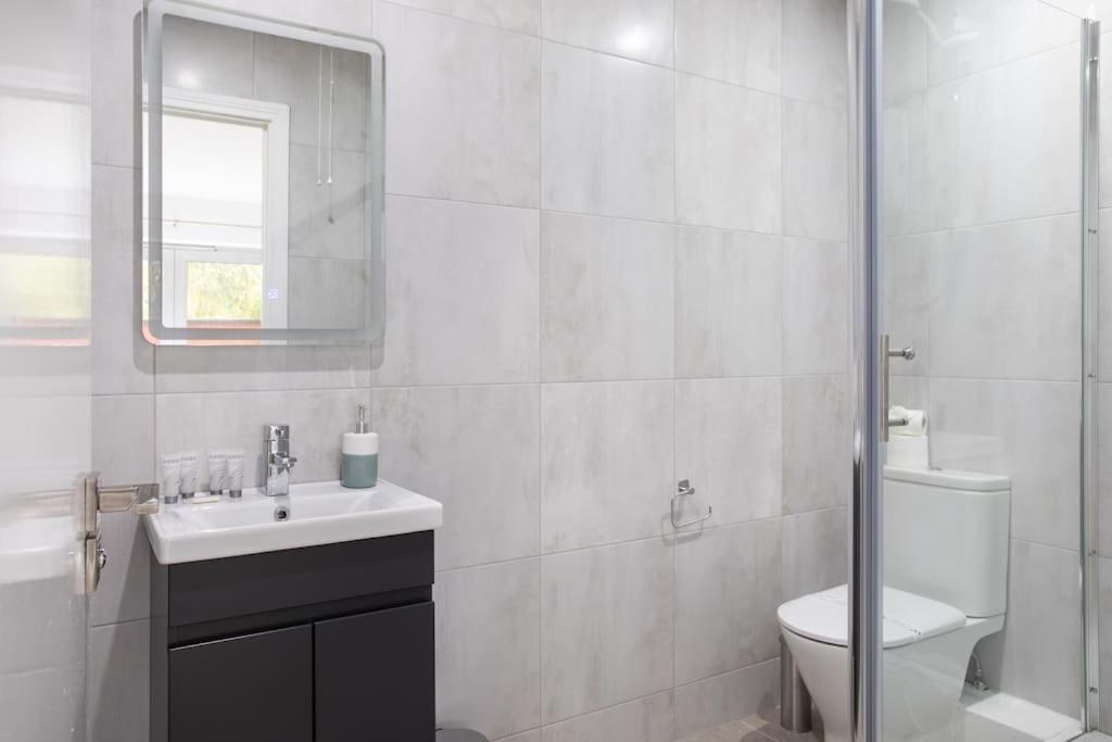 Fabulous Modern Luxury Sleeps 6- Parking *
